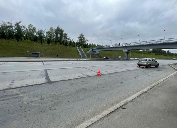 В Новосибирске рядом с Бугринским мостом автомобиль сбил 31-летнего мужчину